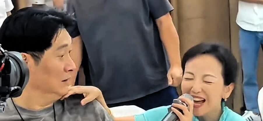 在福州购置了别墅后，黄安终于不再漂泊。黄安的原配妻子是邱惠美，两人曾是