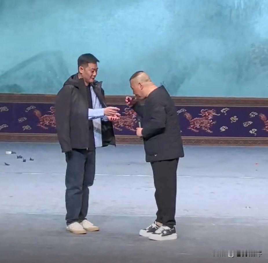 郭德纲26号在贵阳唱京剧，返场时徒弟王九龙张九龄又送花又擦汗，副总栾云平也上来给
