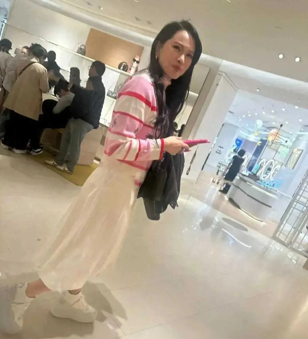 伊能静本人真的很幻灭，并没有网上吹得那么年轻，法国乐蓬百货偶遇她，虽然她打扮得很