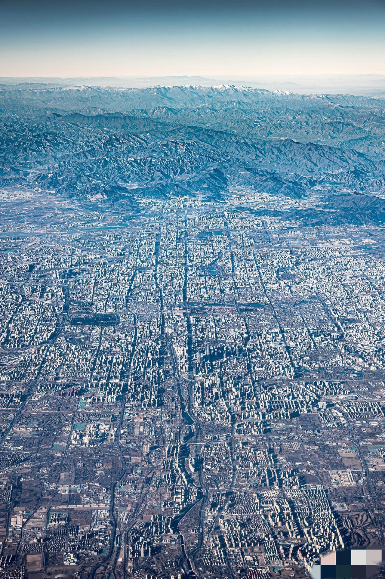 飞越北京，整个航拍。看到西边的高山有积雪，简直就是成都即视感。你们在地上能看