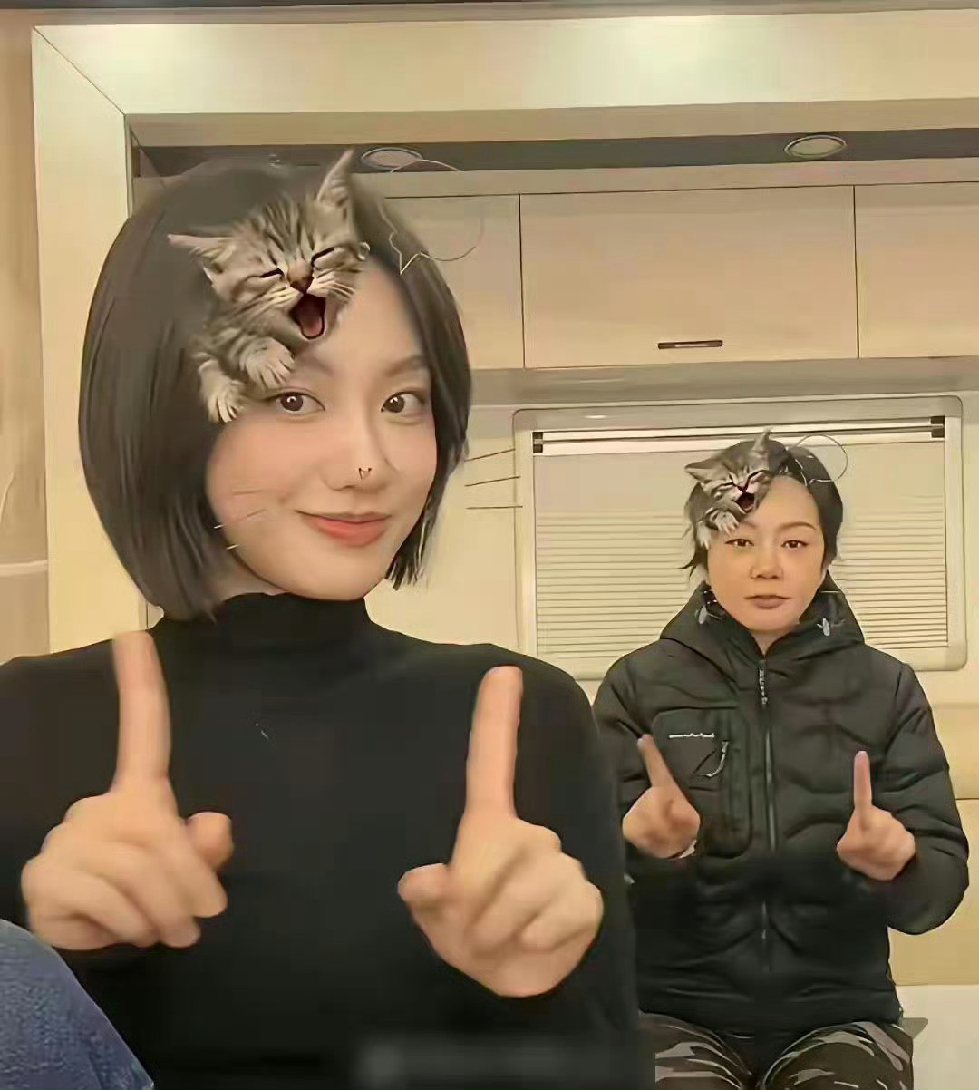 闫妮为了托举女儿甘当背景板，不过她女儿倒是挺漂亮的，就是辨识度不太高​​​