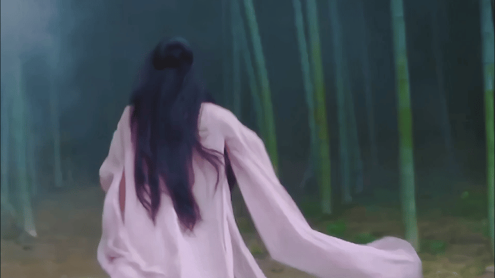 侣皓吉吉的三次回头跑第一个是有人在造反别人掩护女主先逃跑第二个是女主和老公在调情