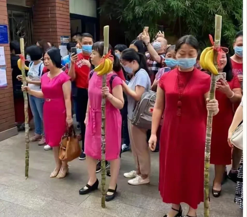 高考场外见过穿旗袍的妈妈，寓意“旗开得胜”！