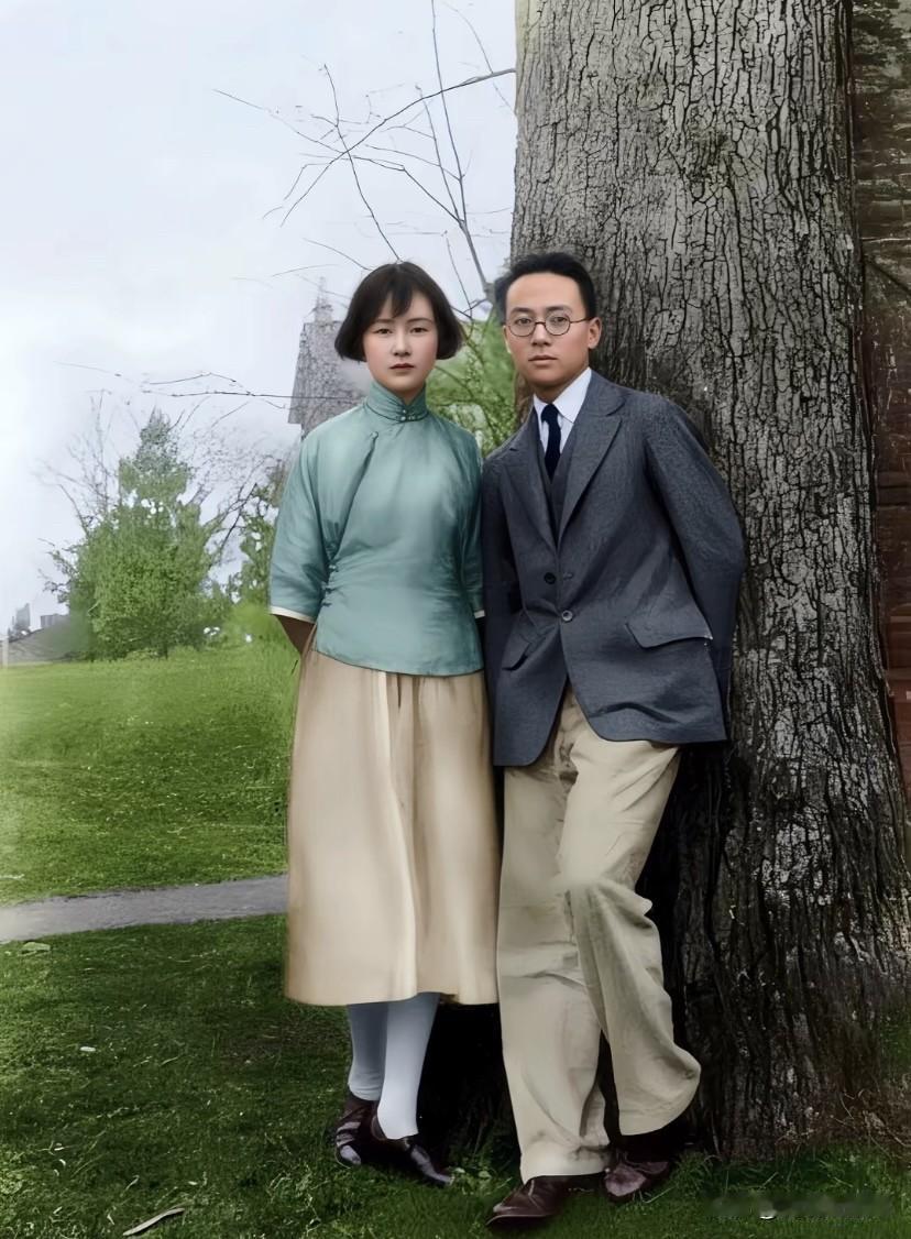 一九二七年，林徽因与梁思成在美国宾夕法尼亚大学校园留影，林徽因着青绿色立领上衣和