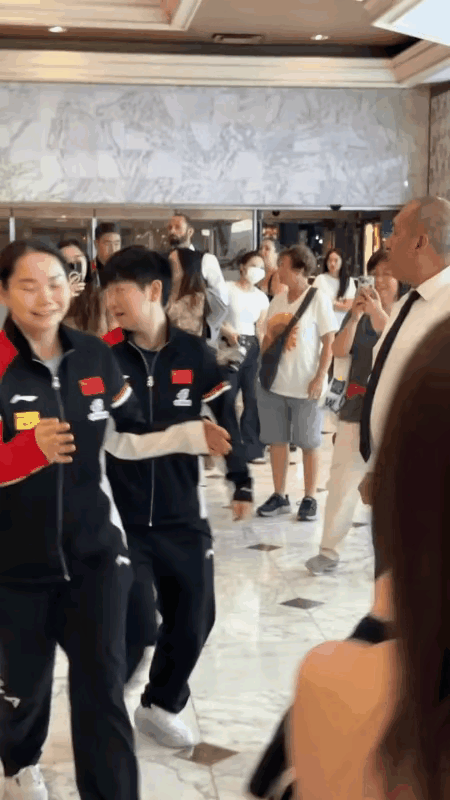 莎莎和佳佳归心似箭！国乒队员在大头夺冠后，照了大合照。拍完大合照后，镜头一转，