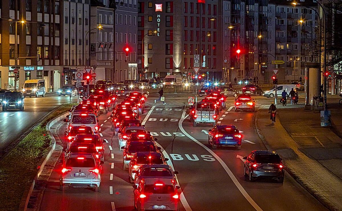 欧盟对原本激进的“禁燃令”做出了关键让步。他们不再要求从2035年起完全禁止销售