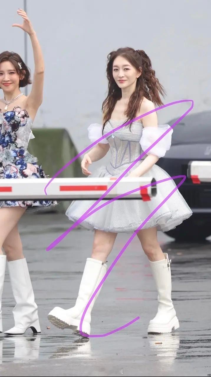 李小冉的一公造型来咯50岁这样，真是老天赏饭啊