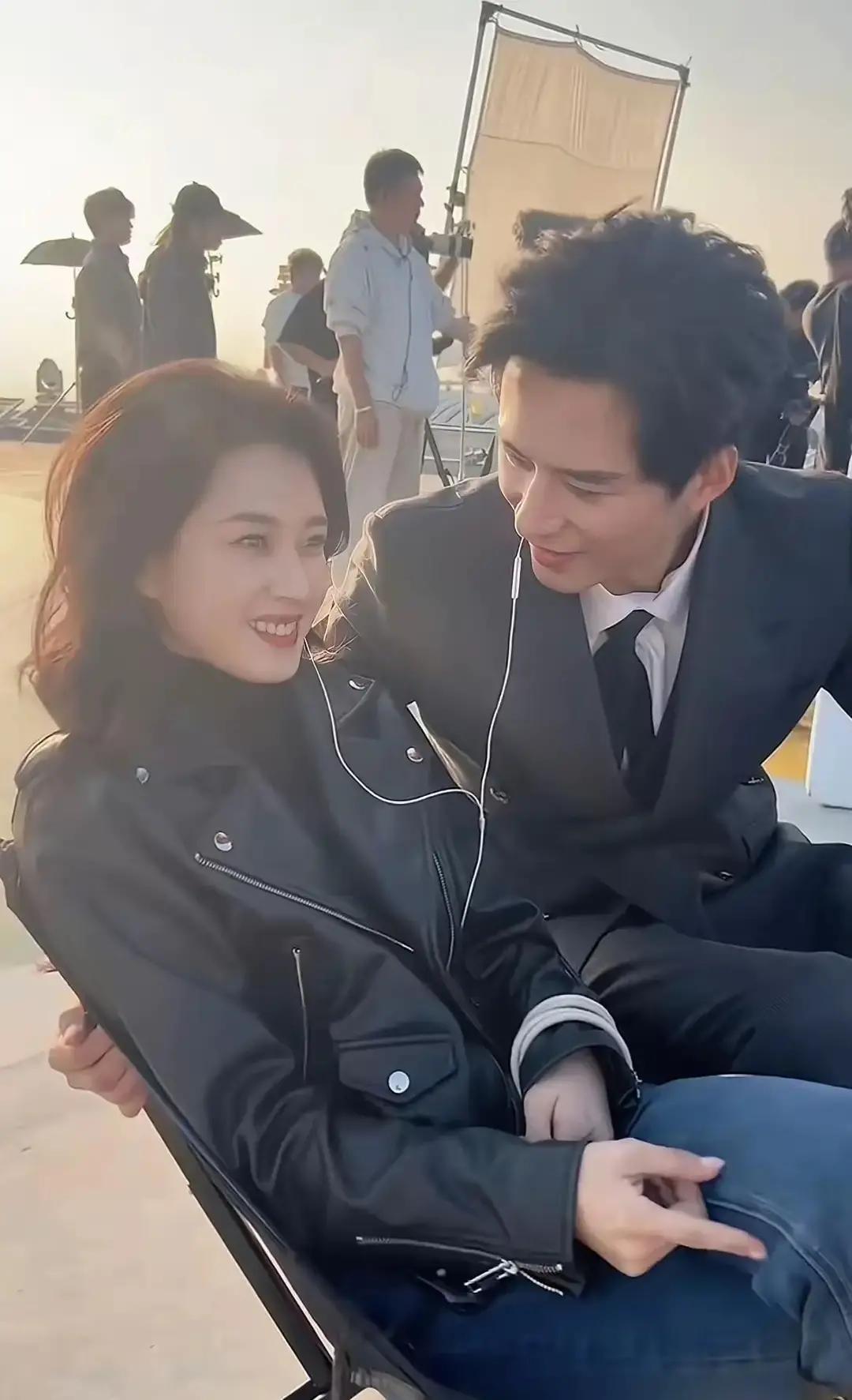 最值钱的表演，监控拍不到。不是台词，不是眼泪。是他伸手垫住椅背，护住郭宇欣