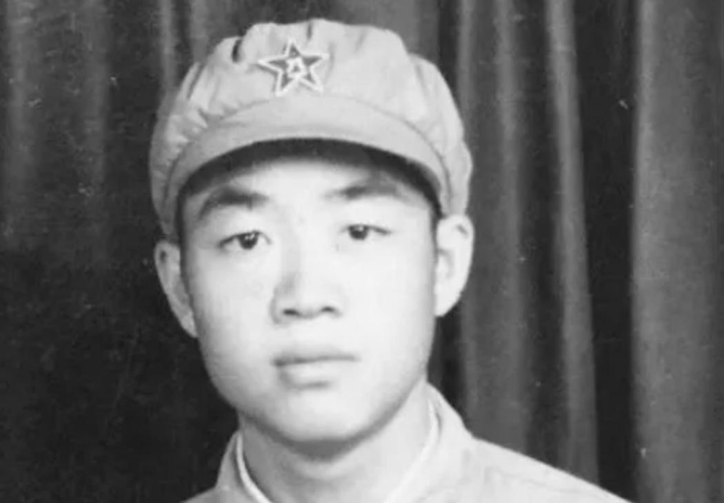 1951年，一个15岁新兵擦大炮，埋头看瞄准镜，谁料突然瞅见对面山头绿影晃动。