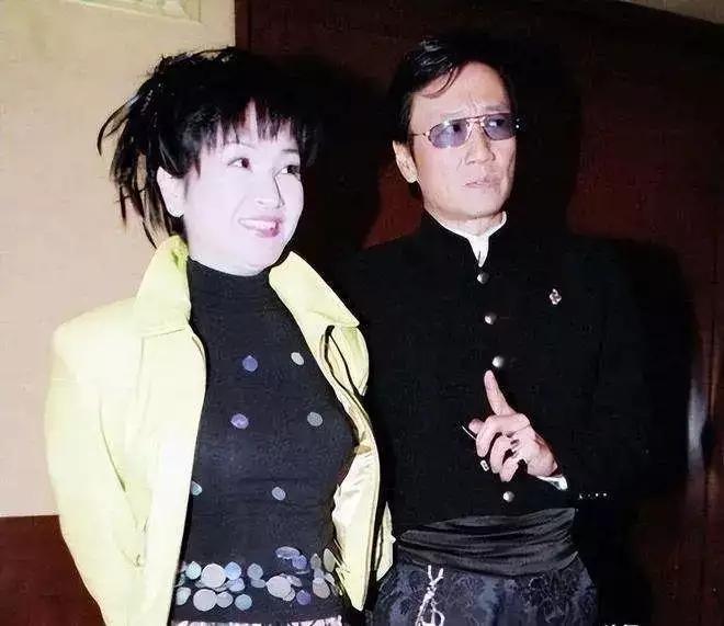 近日，娱乐圈掀起轩然大波——56岁的天后王菲与44岁的谢霆锋被爆已在国外秘密登记