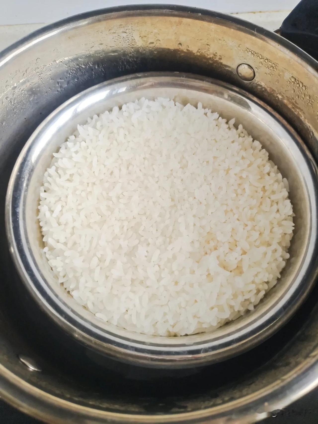 谁能想到，不用电饭煲也能做米饭，而且更好吃呢。中午做饭时发现电饭煲坏了，也通