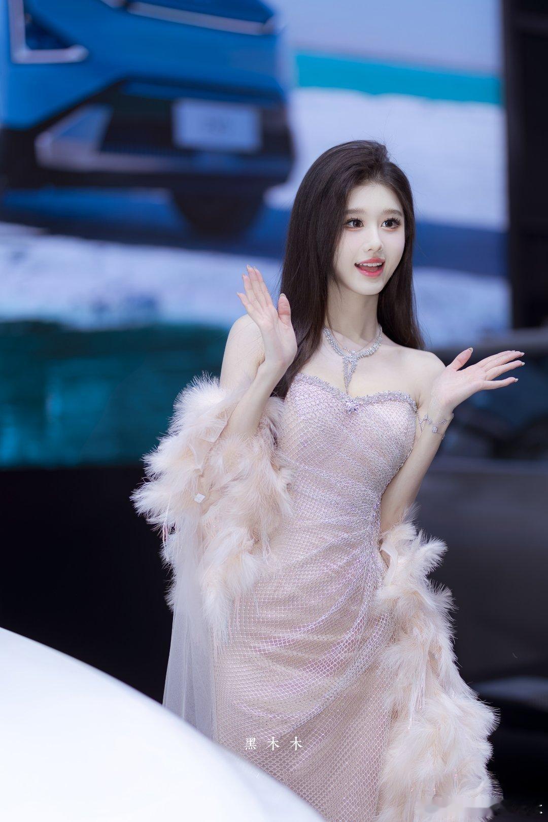 美女车模穿搭写真