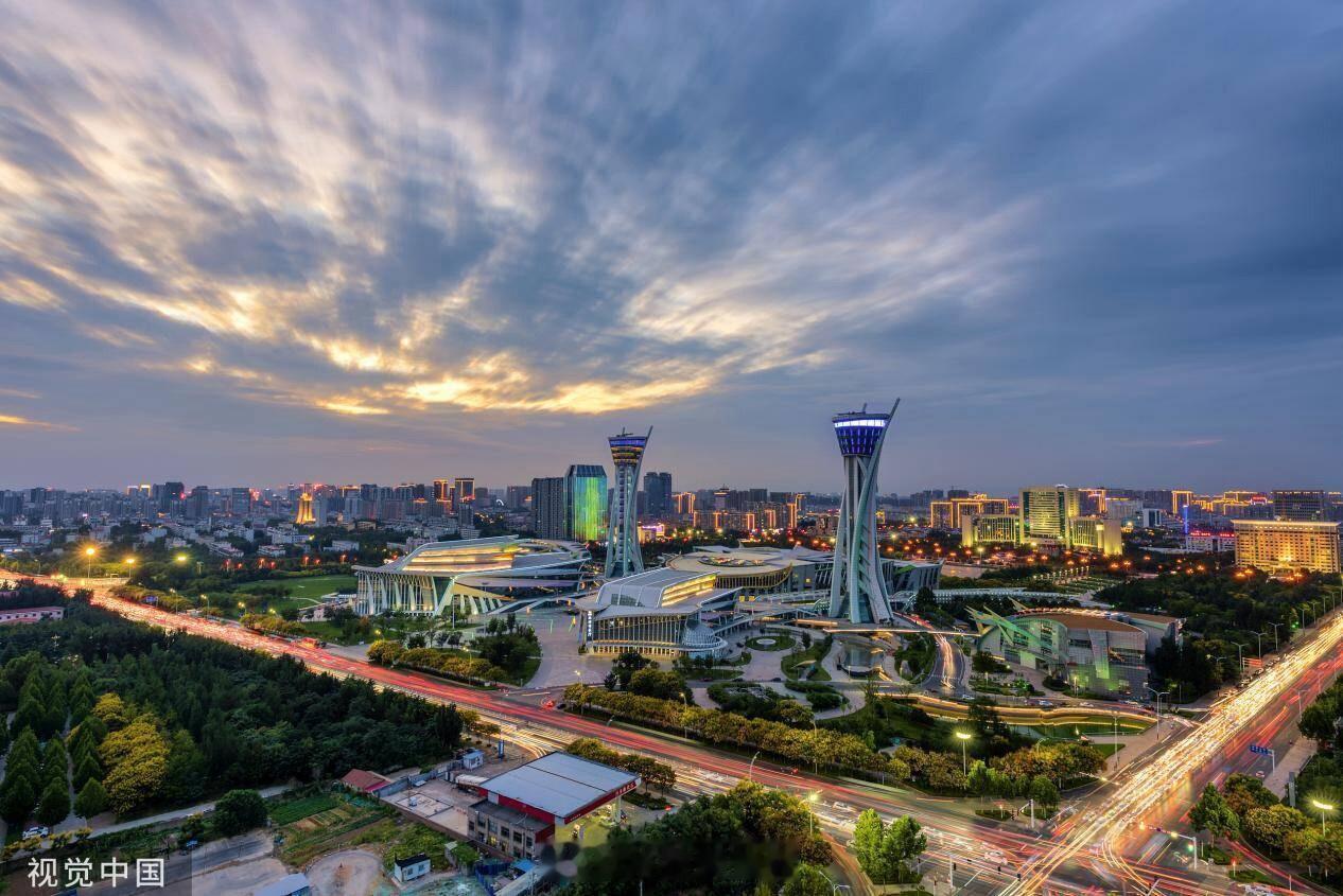 泰山脚下，黄河入海处，一场静水深流的变革正在发生。山东，这片古老的土地正以崭新笔