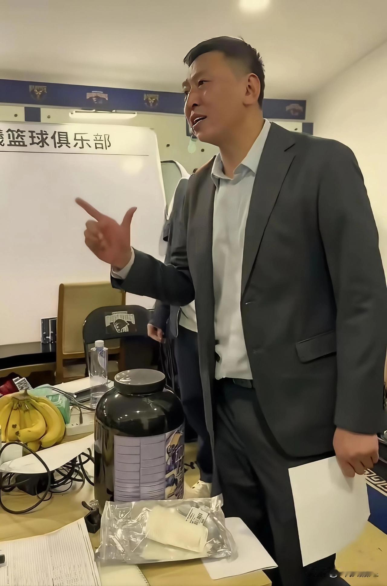 昨晚南京同曦主场战胜了夺冠热门球队上海久事，同曦老板临时起意，奖励8万元奖金，主