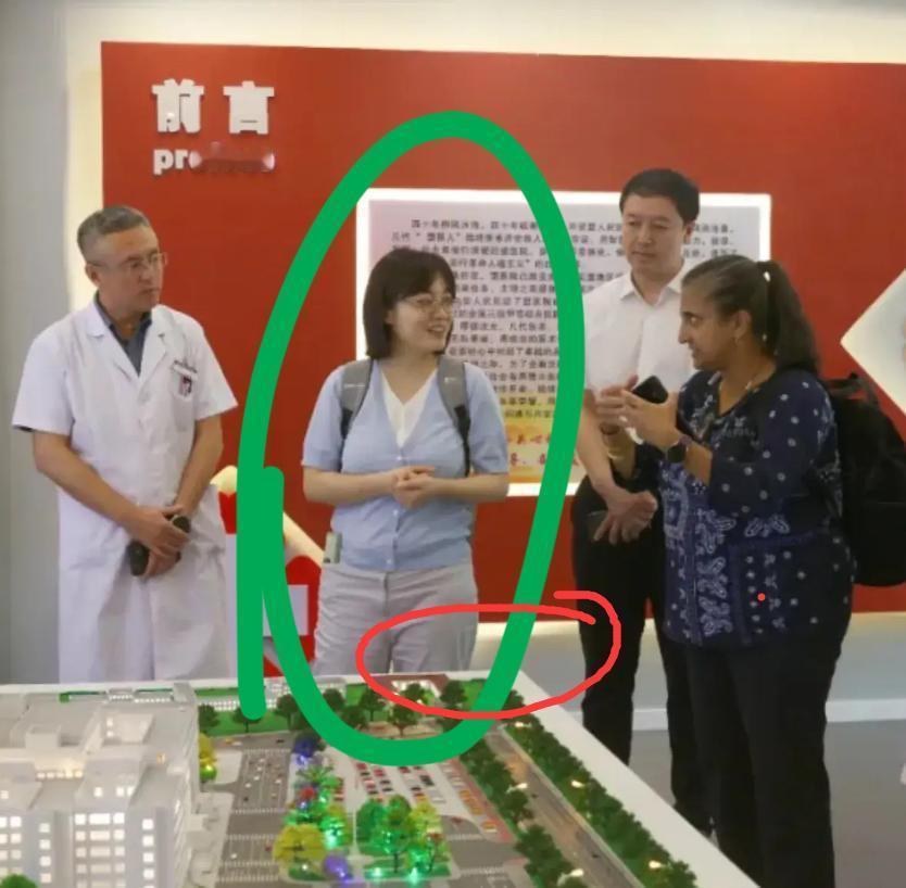 网友挖到一张谷医生2024年的照片，谷医生受邀到内蒙古医院交流，照片中可