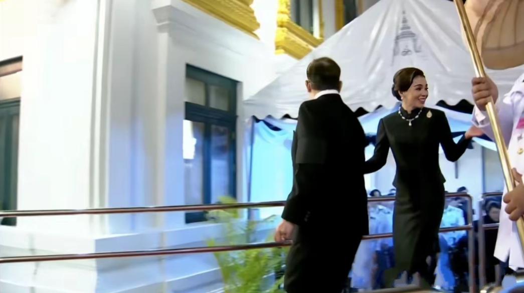 泰王与妻妾同框,画面如同拍摄电视剧,也太真实了!近日泰王带着家人出席诗丽吉太后的