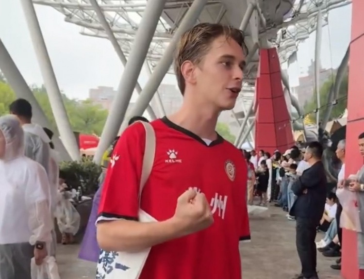 #意大利小镇惊现常州队老外球迷#据“江苏省广播电视总台”报道，近日，有中国网友在