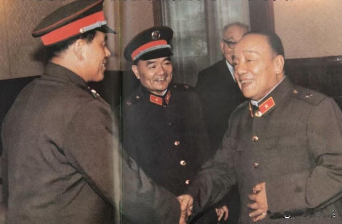 上世纪八十年代，杨尚昆同志亲切接见成都军区傅全有司令员、万海峰政委。1984年至