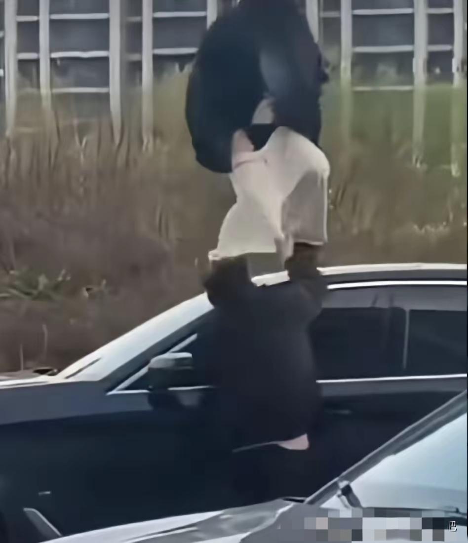 安徽宣城两车相撞，女司机扇了宝马男一巴掌，仔细看了下，原来是宝马男不小心把女子