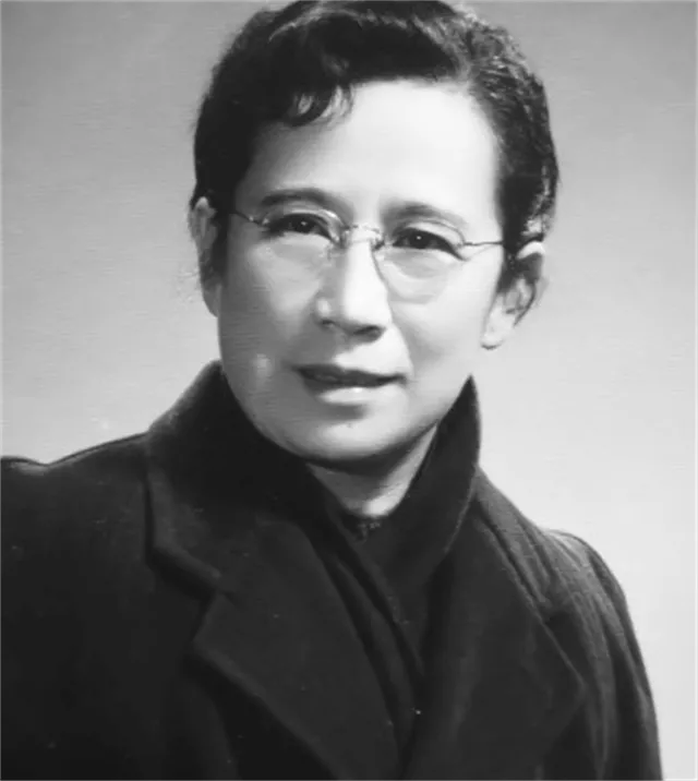 1943年，老舍妻子带着三个孩子远涉千里赶到重庆，老舍听到妻子来了，惊得手里的筷