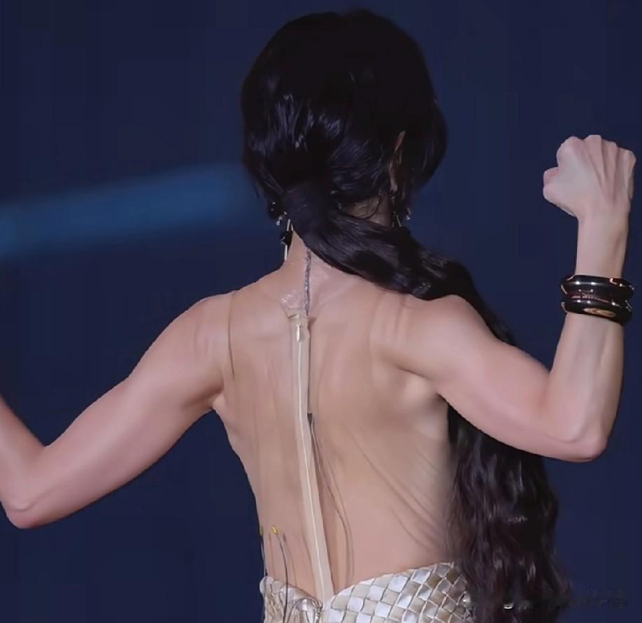 陈嘉桦练出的背肌线条美翻了，真是越来越惊艳了！她的这发量也太让人羡慕了吧～