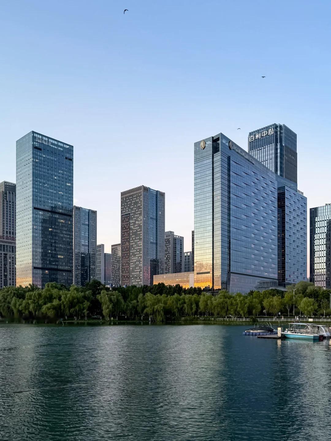合肥的气候确实讨巧，不像北方那么干，也没有南方那种黏糊糊的潮气，四季分明，北方人