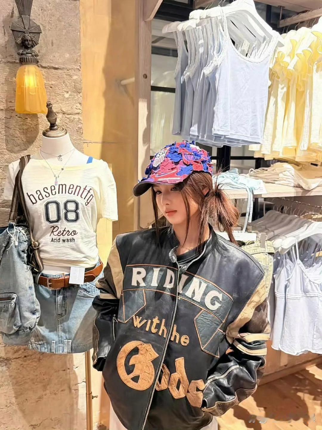 艾米被指没有路人身材好，太苛责了吧，人家还是个18岁的小姑娘呢。​​​