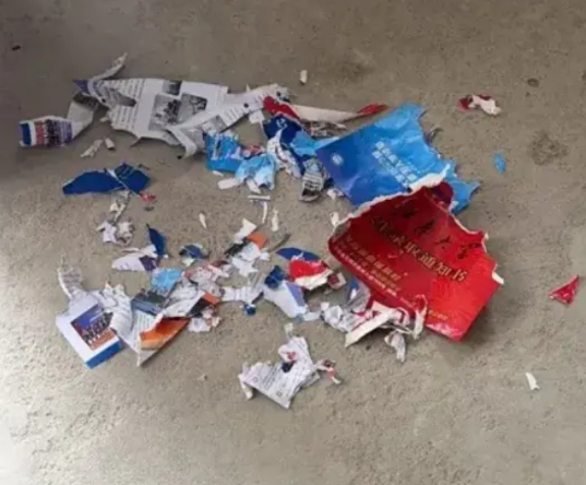 女生上午晒大学录取通知书，下午通知书竟然成了渣渣原因让人哭笑不得……