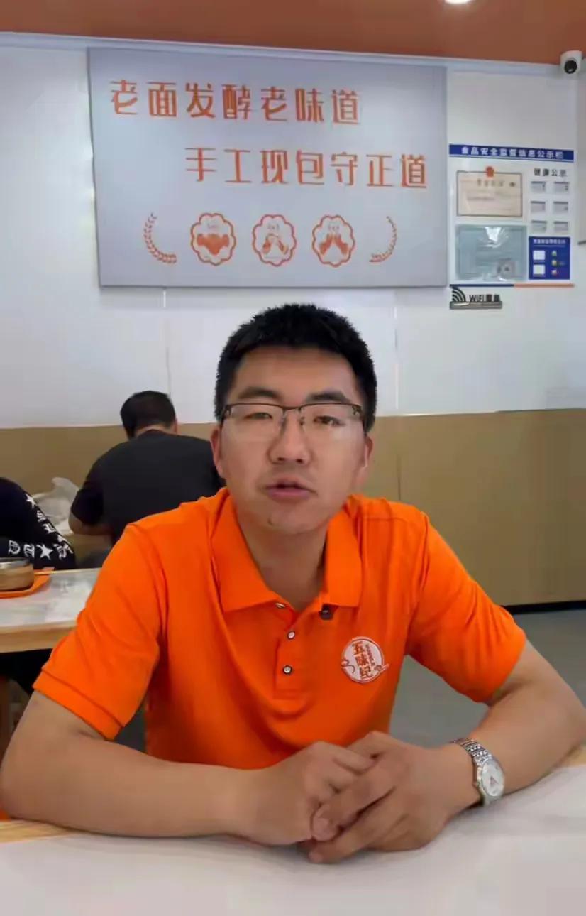 宁可睡地板也要当老板，这股劲比日入过万更值钱刷到朱俊锋的故事，瞬间被戳中了。