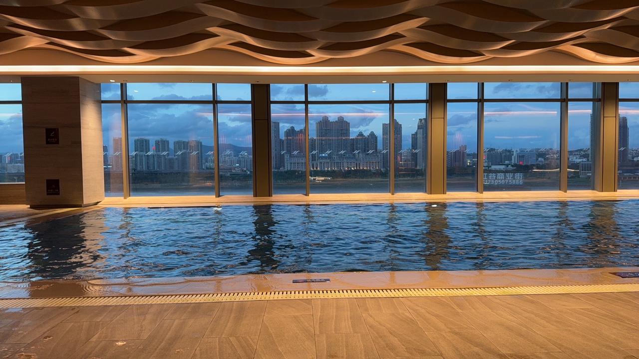 鸡排哥门口天天排长队,我好奇试了一次,结果…真香了!那天路过菜市场,老远就看