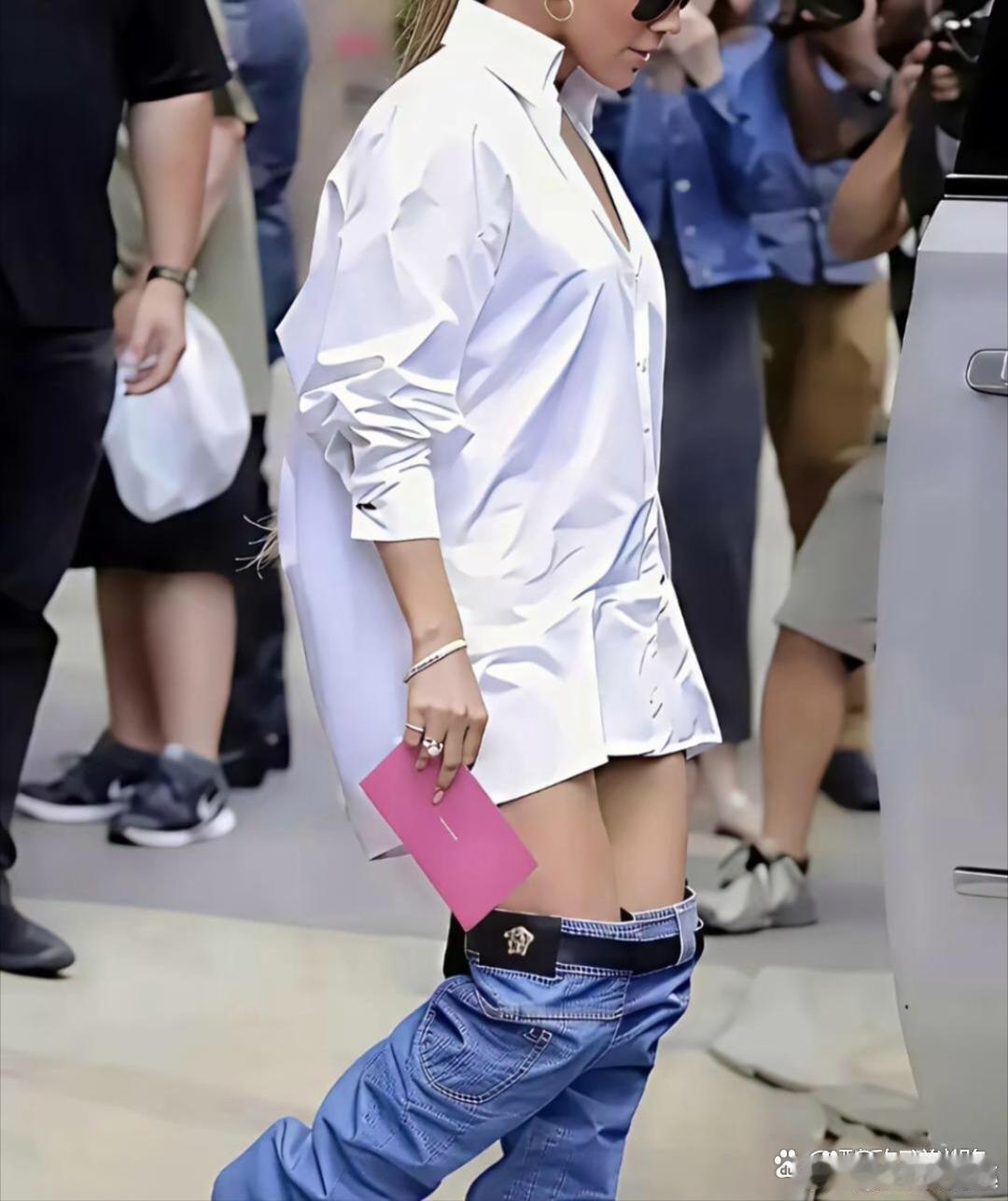 仔细一看，原来是一双靴子。