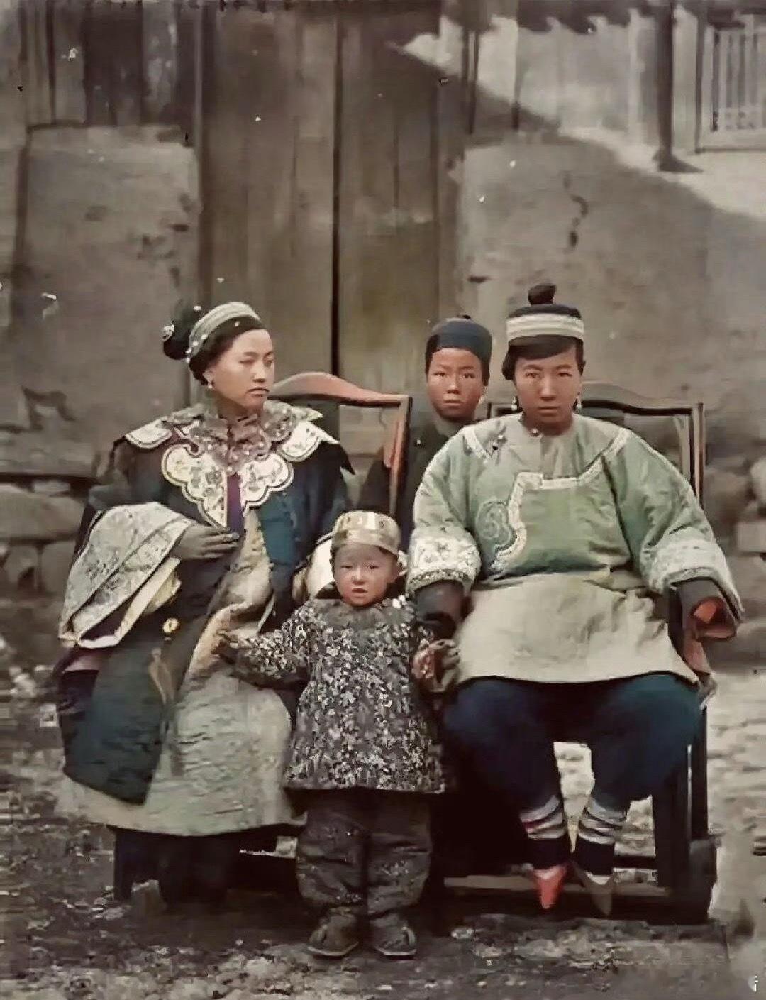 老照片北京城一户正白旗的大户人家…..