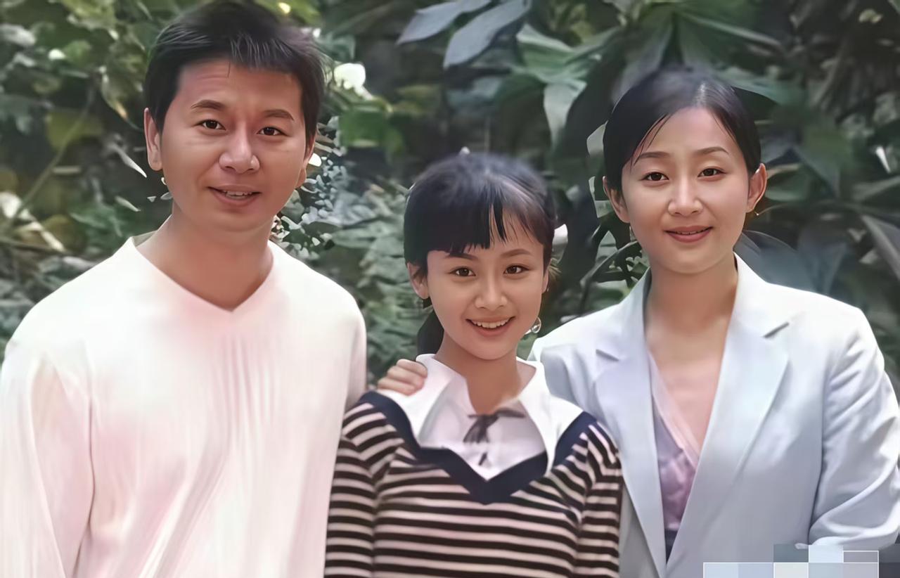 那张旧照片里，中间的小女孩缩着肩膀，眼神躲闪。十年后，她包揽了所有热播剧的女主