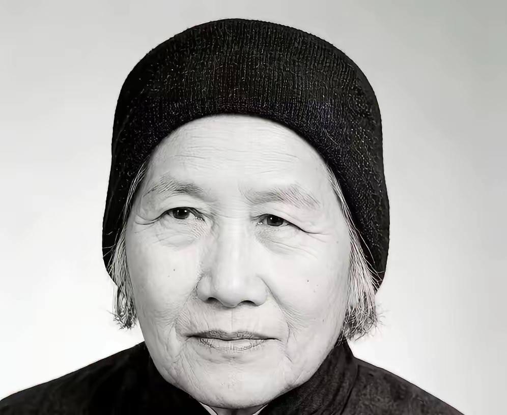 1926年湖南资兴，一个靠卖油茶拉扯大儿孙的82岁老妇临终前，突然扔出一颗炸雷，