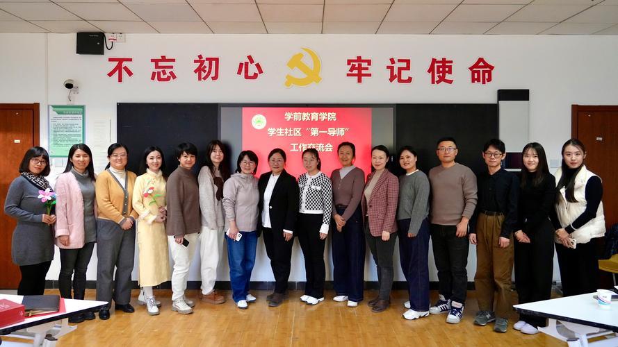 我导师在复旦大学任教18年，昨天在毕业指导课上分享了一个真实案例：他带过的两个学