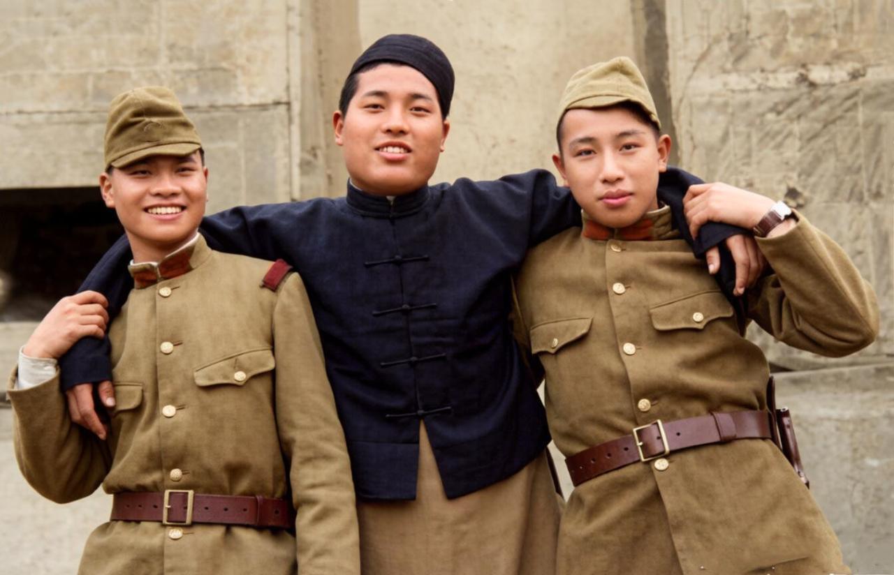 抗战时期的河北保定，镜头里的可耻一幕。一名中国男子和两个日本兵勾肩搭背，脸上挂着