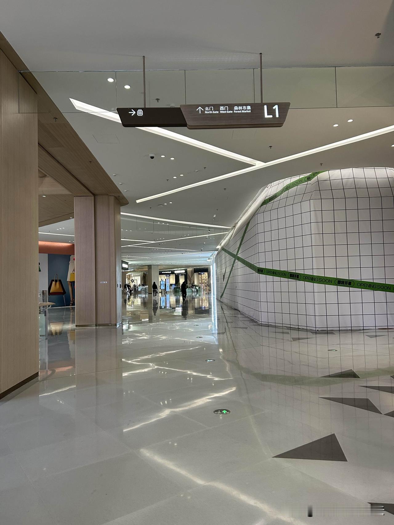 一般现在新开的商场，一个字，就是臭，什么味道呢？大概率全是装修材料的味道。