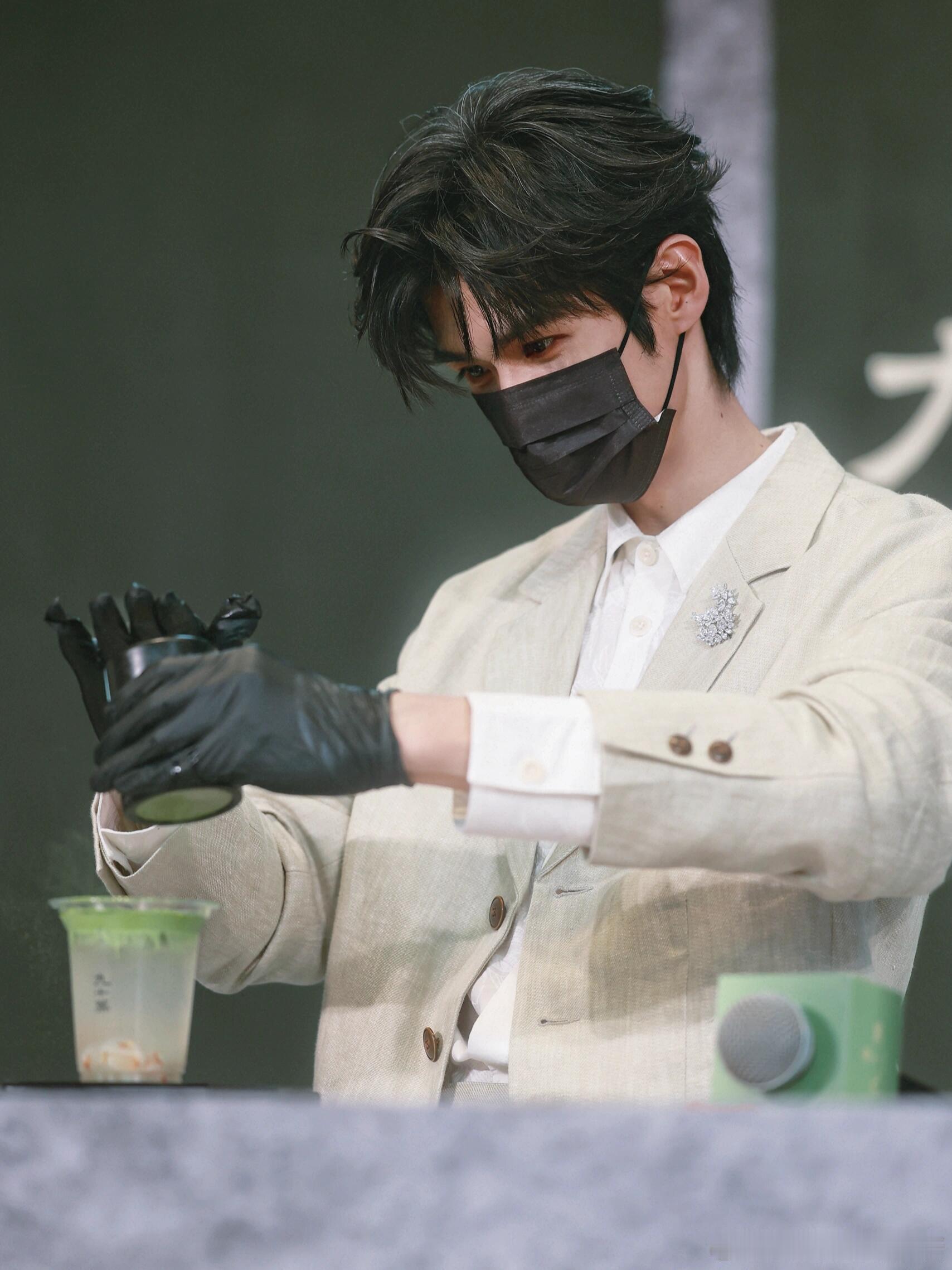 这个做抹茶的小哥好像晋晔！​​​