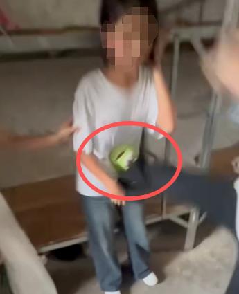 广西被霸凌的14岁女孩是留守儿童，父母在广东打工，她和外婆住一起。得知连续2天被