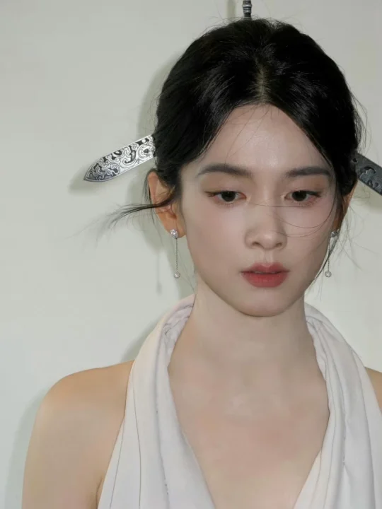 给陈昊宇化的中式英气妆