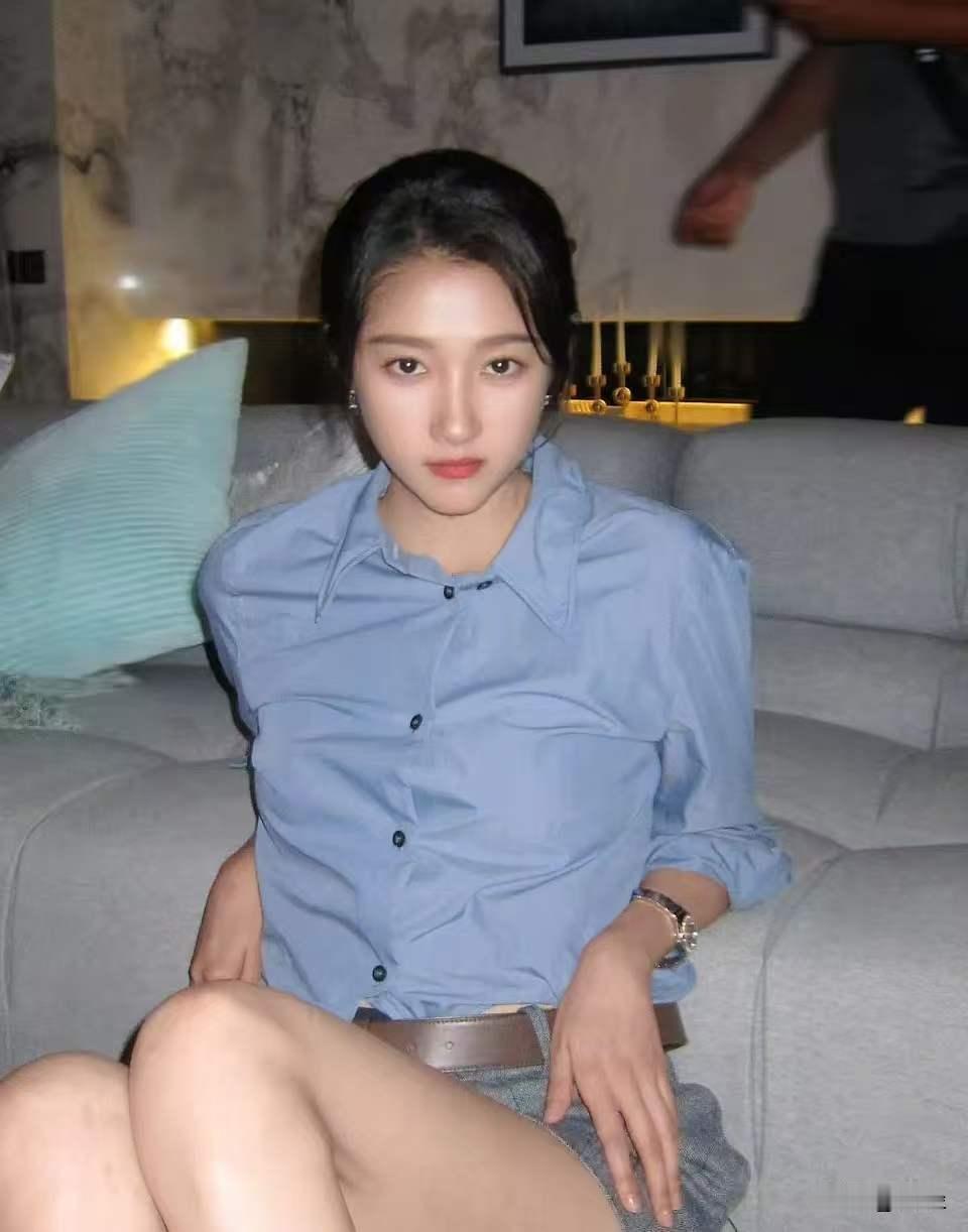 已经28岁的关晓彤，还是被很多人吐槽寡淡看了她新晒的张这图，媚态尽显，终于有点