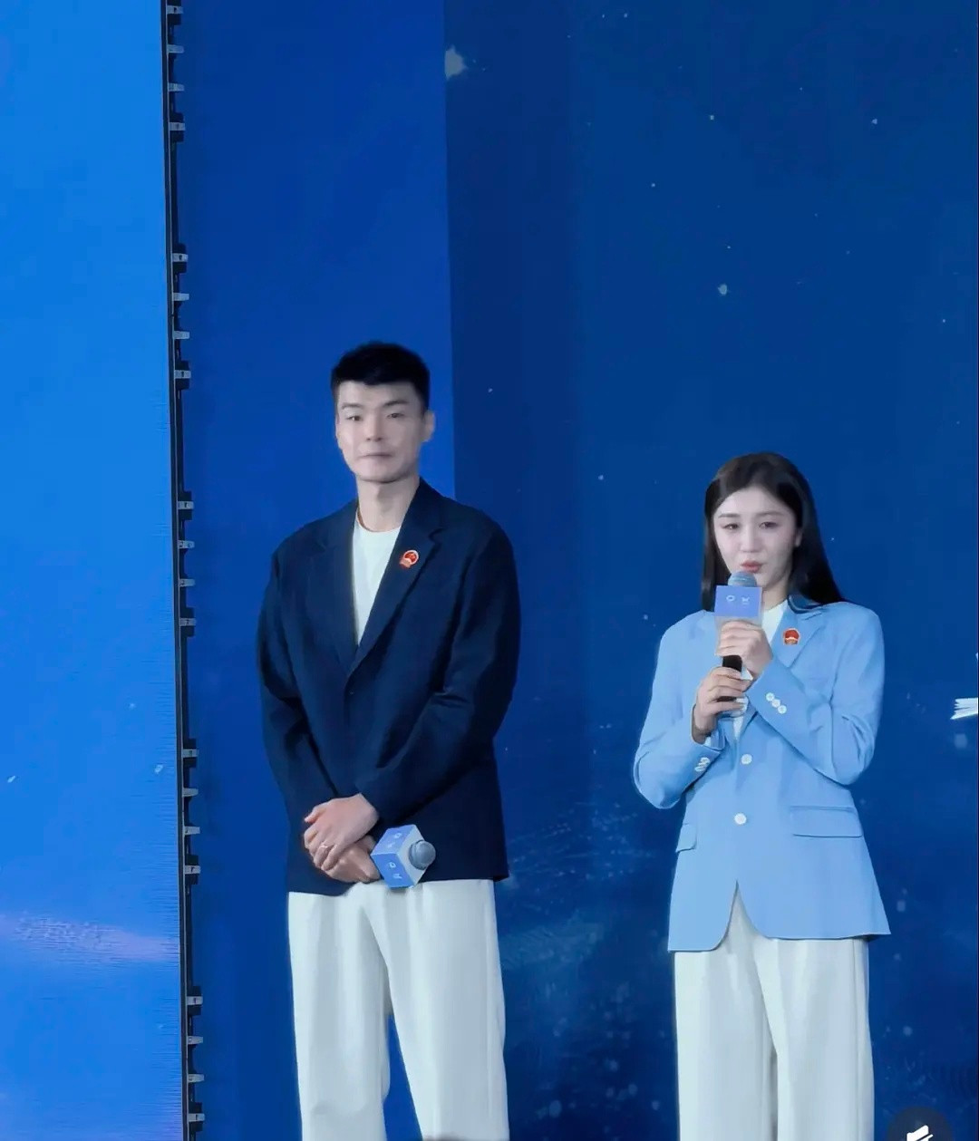 这次的亚运会礼服，终于不是番茄炒蛋了，清清爽爽的颜色真不错