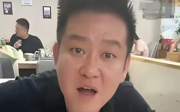 真不明白这位免费续面的面馆老板为什么要跟顾客对着干？面对顾客不好的评论，他直