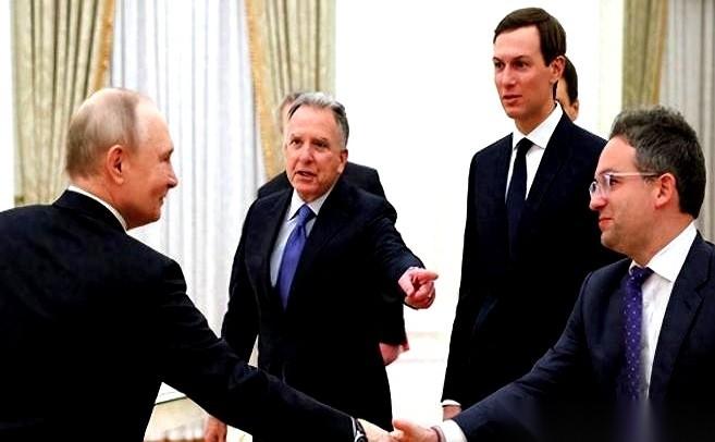 泽连斯基又撂狠话了，拳头捏得紧紧的，说要让俄罗斯付出“惨痛代价”。可这话筒还没