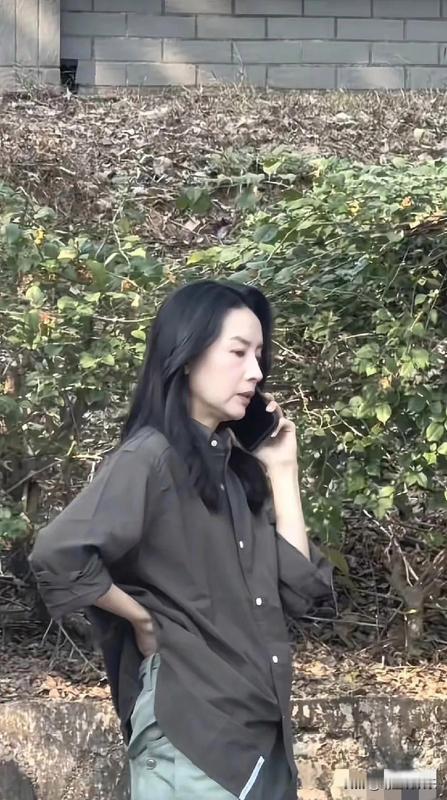 看了董洁才知道，中年人还真不一定瘦才漂亮，太瘦的董洁看起来身材干瘪，即使是远