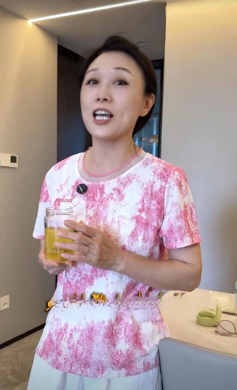 吴琼，原是唱黄梅戏出名的，她在大红大紫时又淡出了黄梅戏舞台。现在年纪大了，又在抖