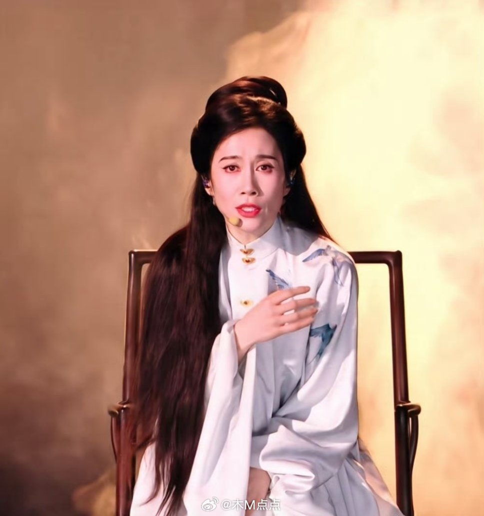 肤白貌美的具象化温峥嵘居然比李小冉小两岁她49岁了，但看上去像29…而且真的巨