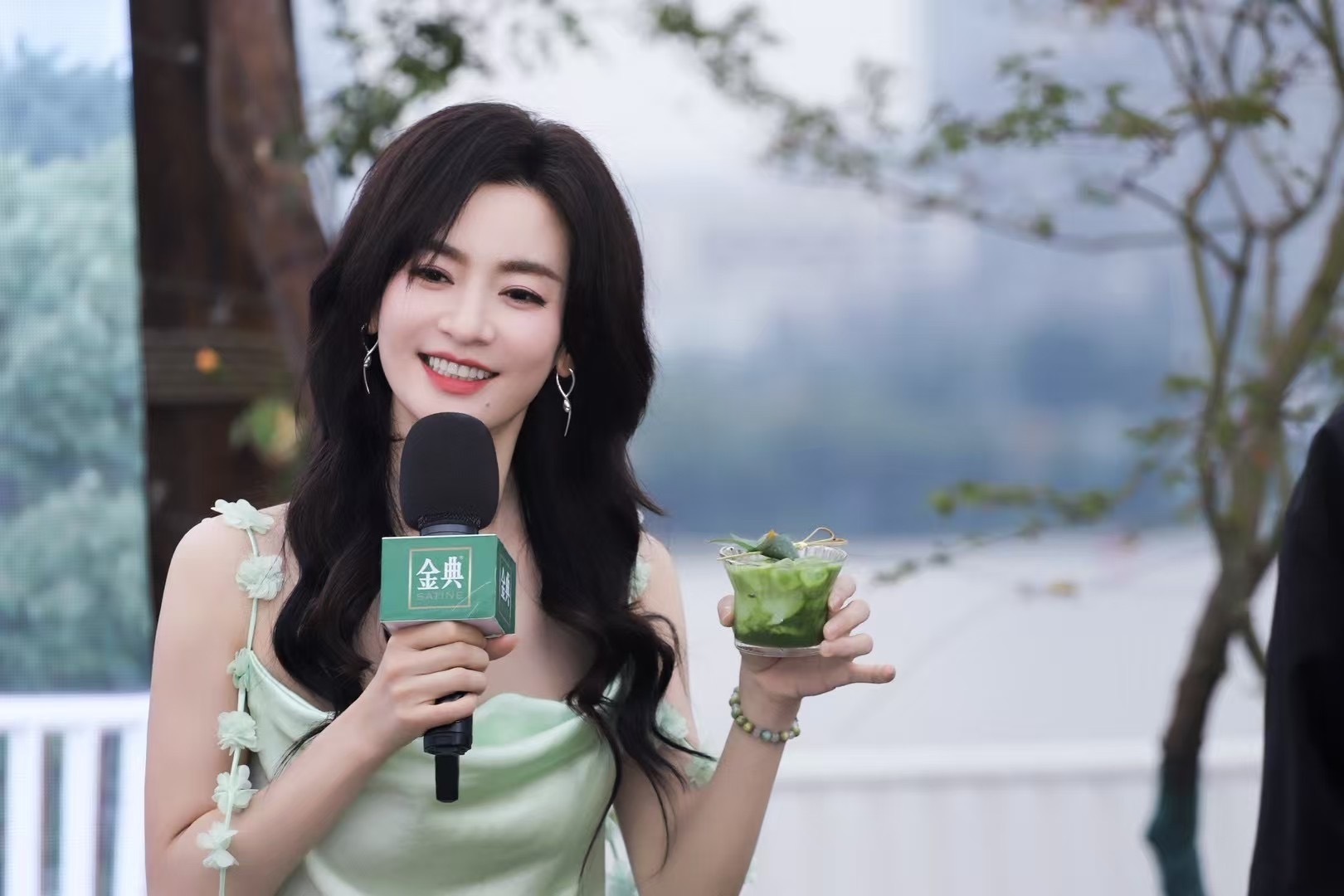 李晟绿色吊带裙李晟今日线下活动绿色吊带造型，太美了，干干净净的清爽美女，姐的线下