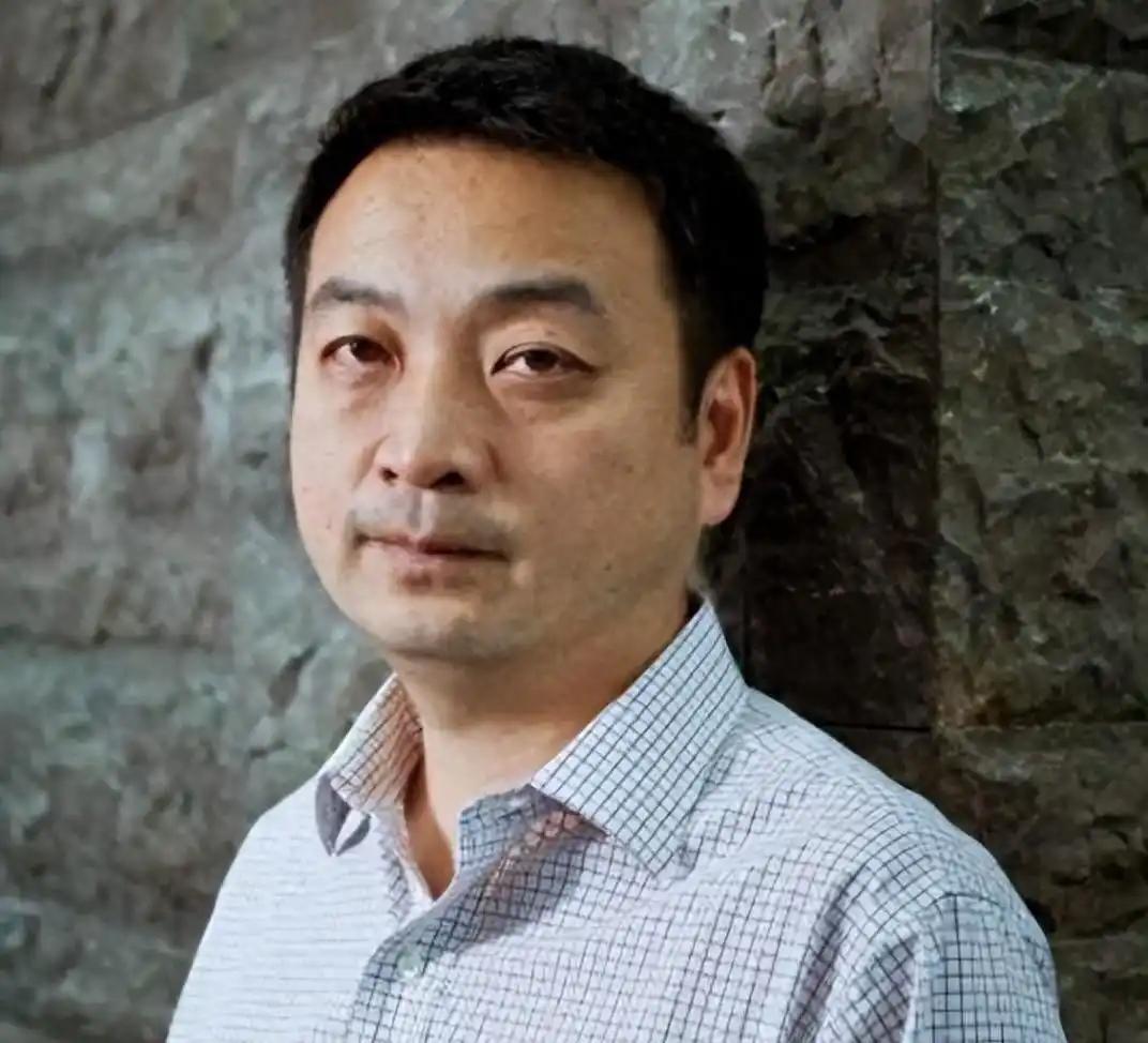 人口专家梁建章曾经提议三孩月补6000元，没曾想，在这条新闻的评论区，一条高赞回