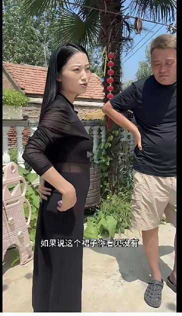 农家小院的大太阳底下，没有精致的滤镜，没有刻意的凹造型。一条简简单单的黑色长裙
